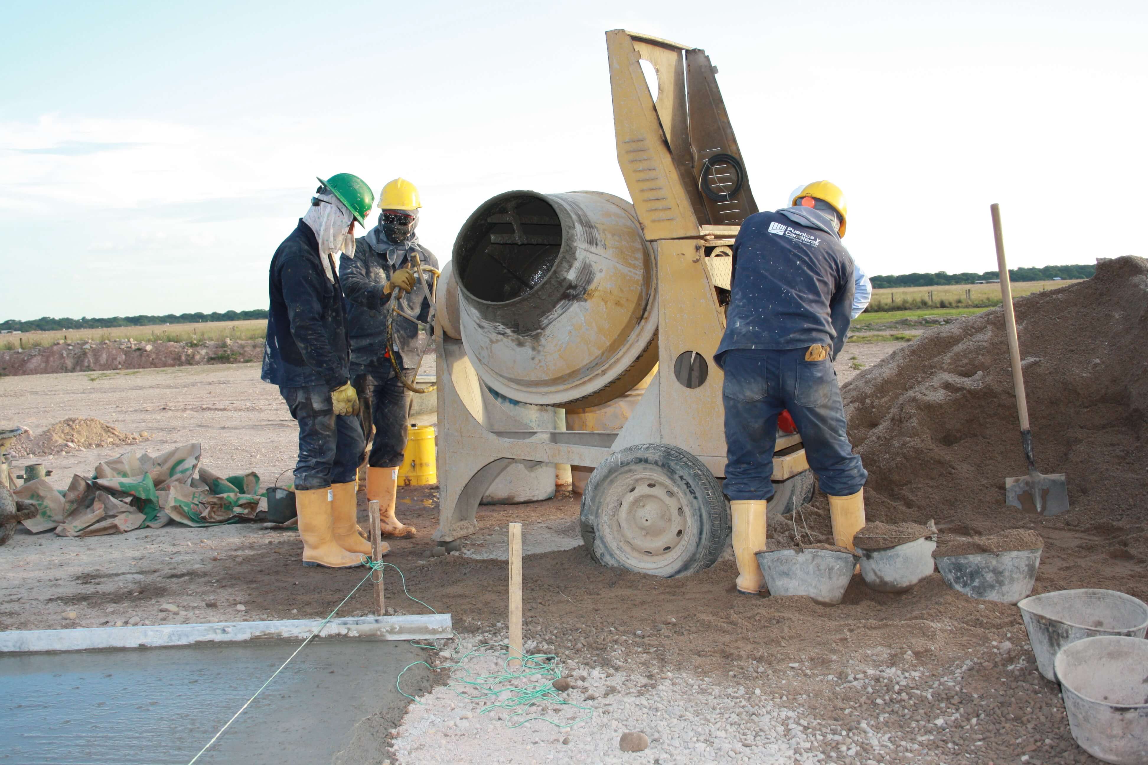 Puentes y Carreteras/Construcción Vía Petrolera Dorotea 18