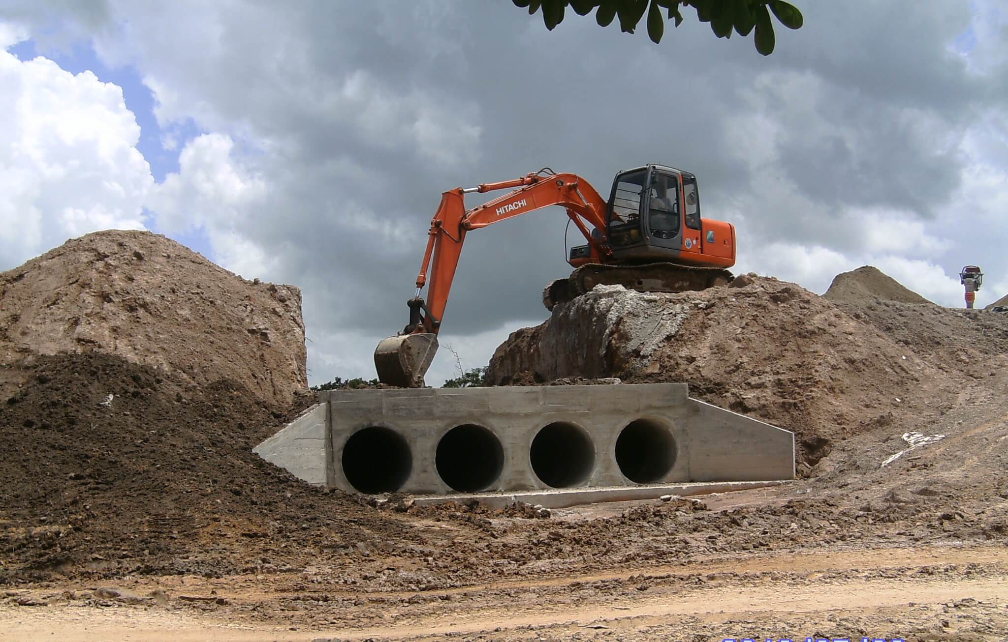 Puentes y Carreteras/Construcción Alcantarilla en la Vía de acceso al bloque Cuerva