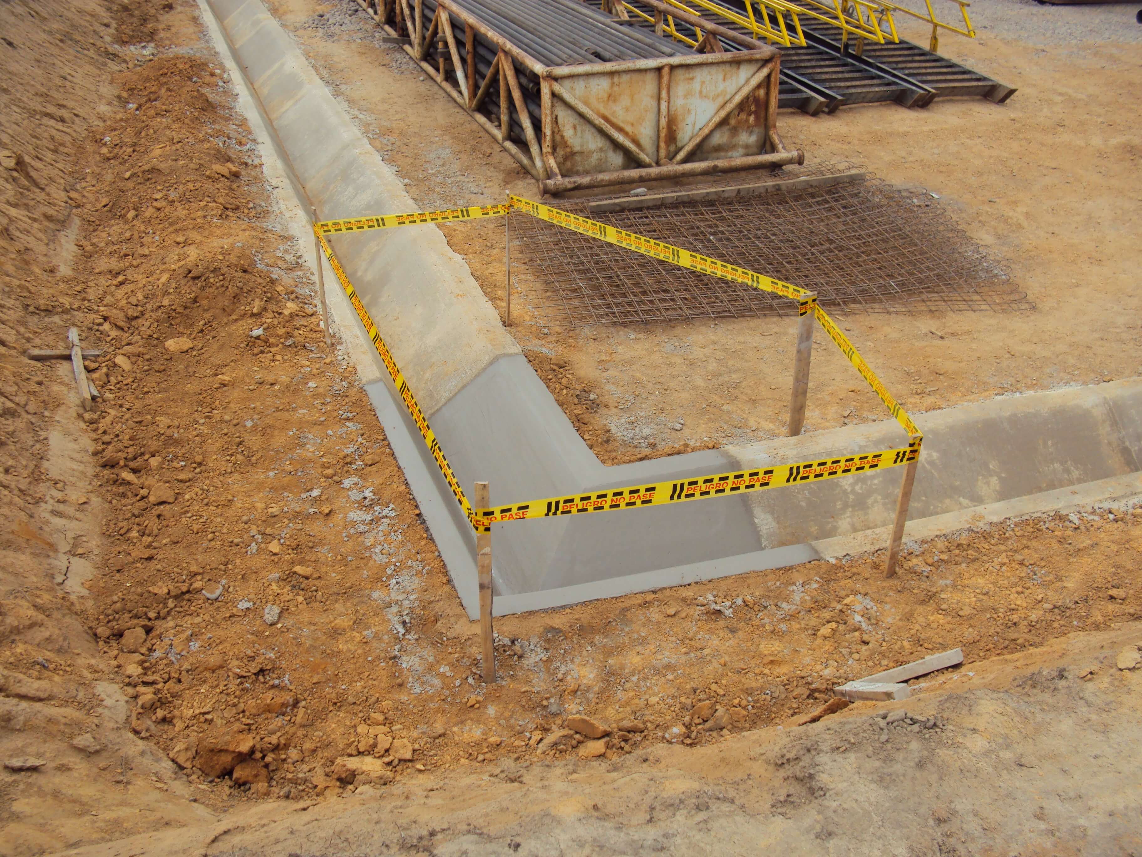 Puentes y Carreteras/Construcción Cuneta Llanos