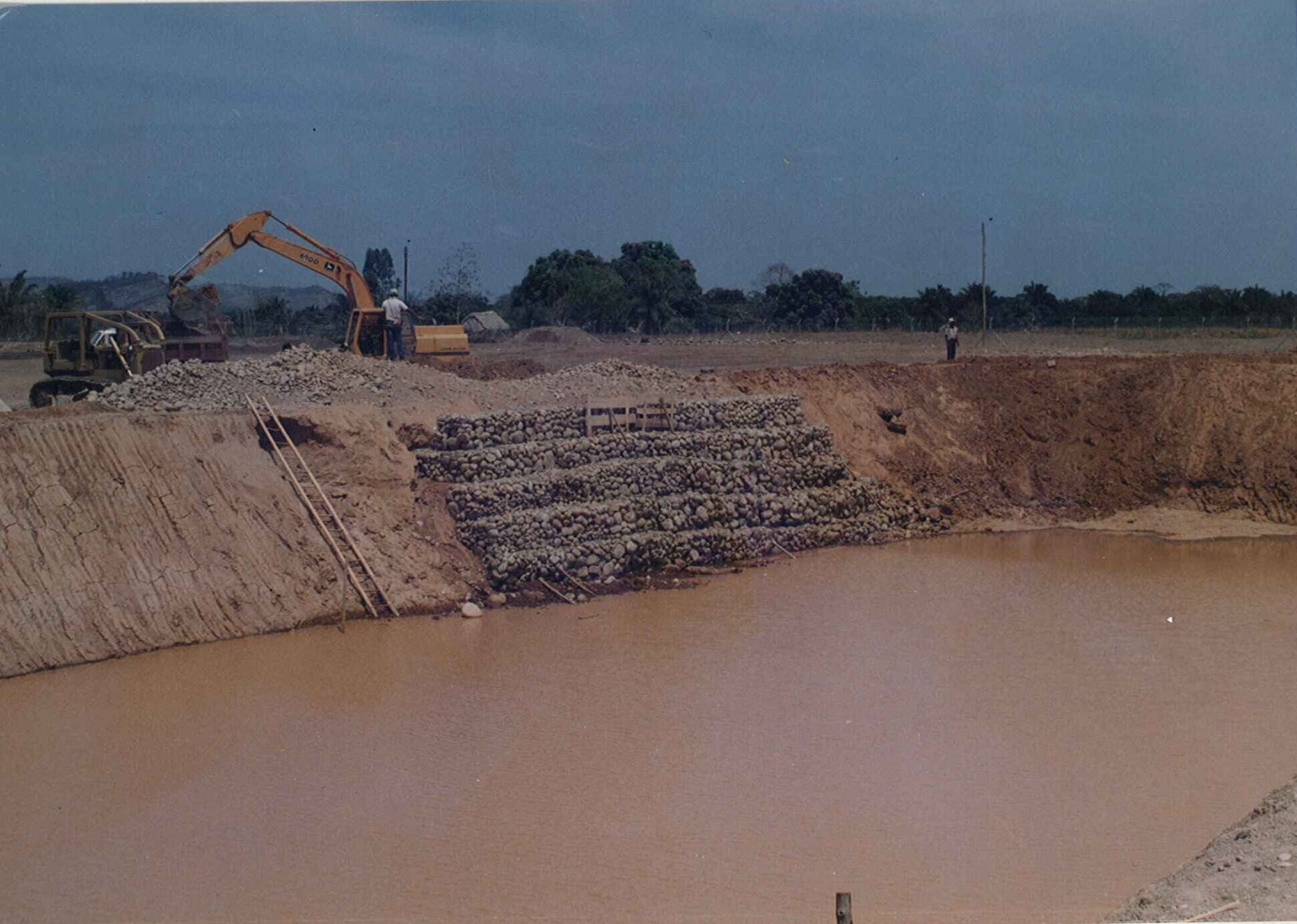 Puentes y Carreteras/Construcción Refuerzo con Gavión Vía de Acceso a Llanos 2