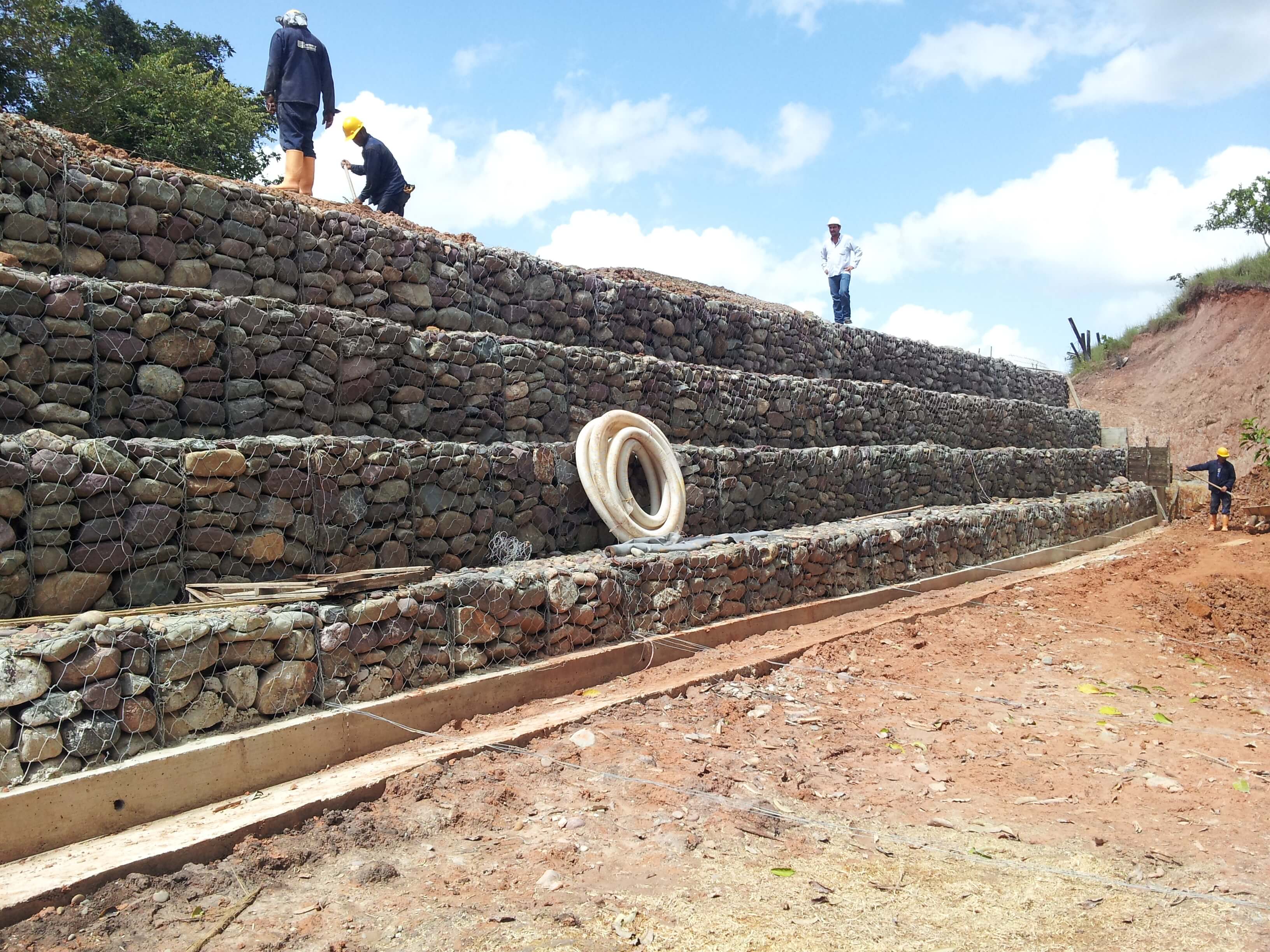 Puentes y Carreteras/Construcción Refuerzo con Gavión Vía de Acceso a Llanos 1